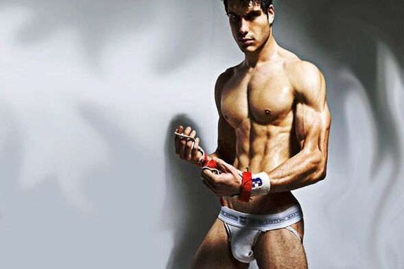 hombre sexy que rápidamente agrandó su pene