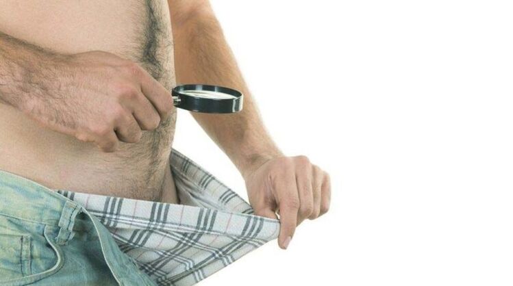 Un hombre mira dentro de sus calzoncillos y piensa en agrandar su pene con limonada